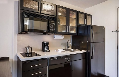 North Arlington Apartment | Pet-friendly Accommodation Near Hurricane Harbor Arlington! Parking, Pool!