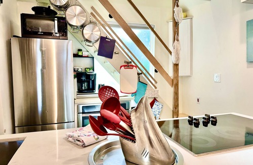 Dickinson House | Pet-friendly accommodations near water and restaurants.