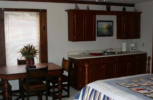 Paige Cabin | Pet-Friendly Accommodation on a Ranch in McDade, Texas