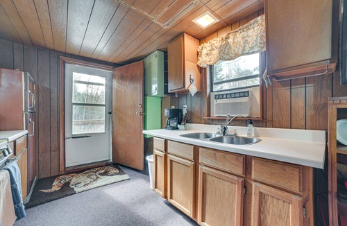 Alger Cabin | Pet-Friendly Alger Cabin - Close to the River!