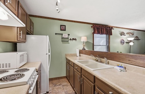 Beech Mountain Cabin | Pet Friendly Beech Condo w Fireplace+Walk to Lift!