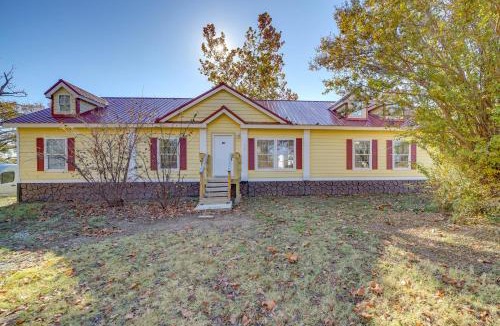 Checotah House | Pet-Friendly Checotah Home w/Deck & Lake Views!