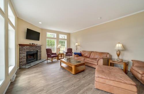 Checotah House | Pet-Friendly Checotah Home w/Deck & Lake Views!