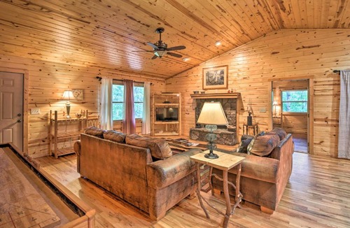 Helen House | Pet-Friendly Clarkesville Cabin Rental Near Helen!