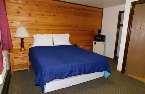 Packwood Hotel | Pet-Friendly & Comfortable Stay w/Free Parking | Near Packwood Lake Trailhead