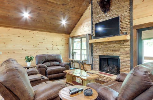 Copperhill Cabin | Pet-Friendly Copperhill Cabin Getaway w/ Hot Tub!