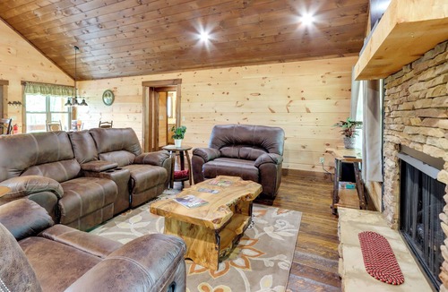 Copperhill Cabin | Pet-Friendly Copperhill Cabin Getaway w/ Hot Tub!