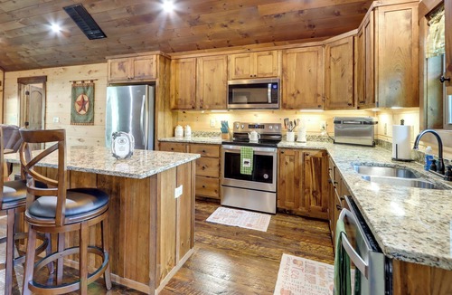 Copperhill Cabin | Pet-Friendly Copperhill Cabin Getaway w/ Hot Tub!