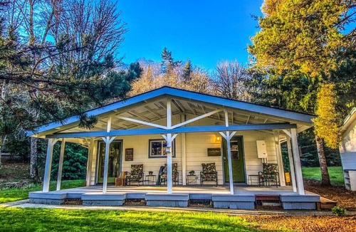 Longview Cottage | Pet-Friendly Cottage w/Big Covered Porch and BBQ