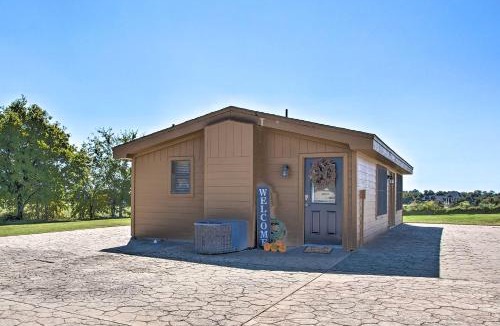 Calera House | Pet-Friendly Efficiency Cottage w/Pool!