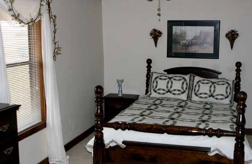 Paige Cabin | Pet-Friendly Getaway with Shared Swimmin Poolnear Austin Texas