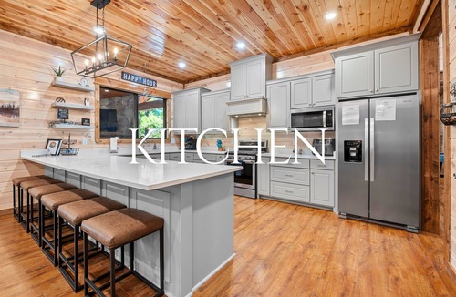Broken Bow Cabin | Pet Friendly Group Stay with Game Rooms