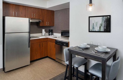 Arts/Warehouse District Hotel | Pet-friendly Hotel! Full Kitchen, Free Breakfast, Outdoor Pool, Near Audubon Zoo