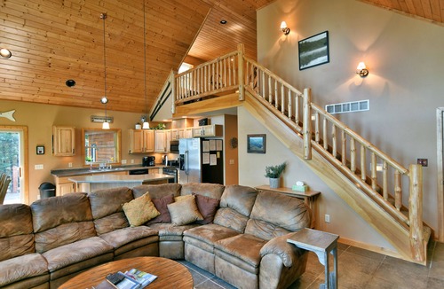 Hayward Cabin | Pet Friendly Lost Dutchman Lodge On Teal Lake