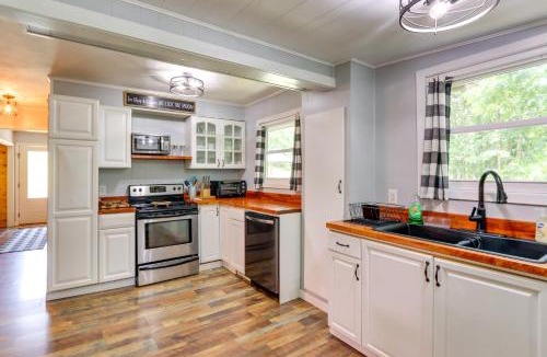 Murphy House | Pet-Friendly Murphy Home: Grilling Deck + Fire Pit