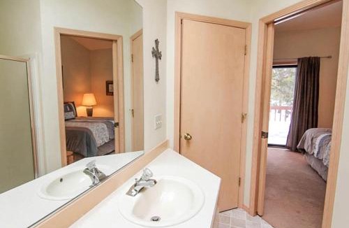 Sunriver House | Pet-Friendly Sunriver Cabin | Fireplace, Deck & Sleeps 6