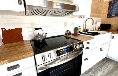Waldport Cabin | Pet-Friendly Tiny House Near the Oregon Coast, Oregon