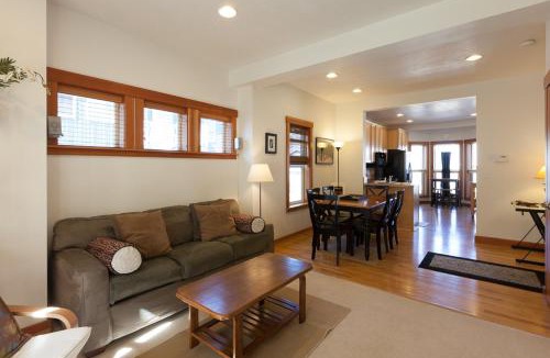 Hood River House | Pet Friendly Venturi BBQ on the Deck