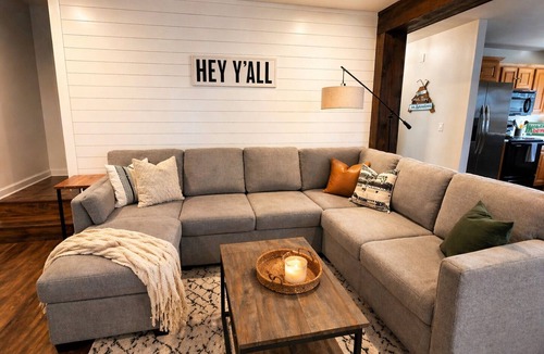 Cleveland Cabin | Pet Friendly with Views, Firepit & Foosball Table! NFL Sunday Ticket & Redzone!
