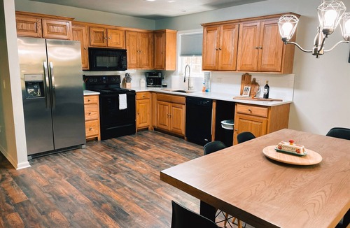 Cleveland Cabin | Pet Friendly with Views, Firepit & Foosball Table! NFL Sunday Ticket & Redzone!
