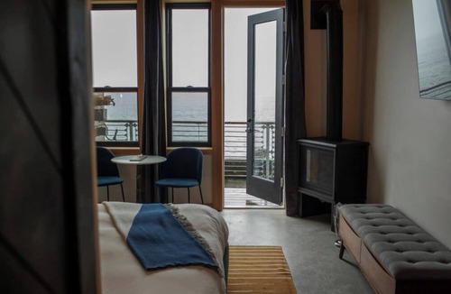 Astoria Hotel | Pets Allowed, River View King Room at Bowline Hotel