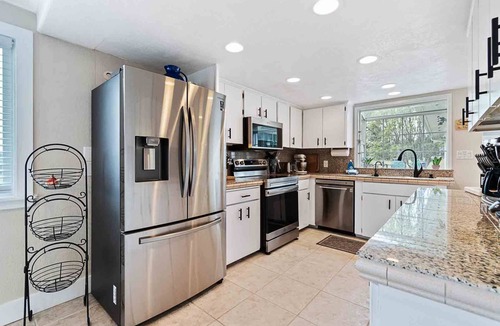Long Beach House | Pets OK, Amazing View, Steps to Town & Beach (Seas)