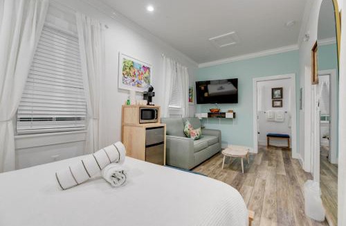Historic Seaport Apartment | Pilar Cottage - Harbor Walk Hideaways