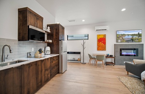 Sunriver Cabin | Pine View Studio with Access to Forest House