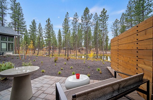 Sunriver Cabin | Pine View Studio with Access to Forest House
