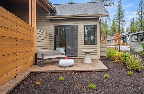 Sunriver Cabin | Pine View Studio with Access to Forest House