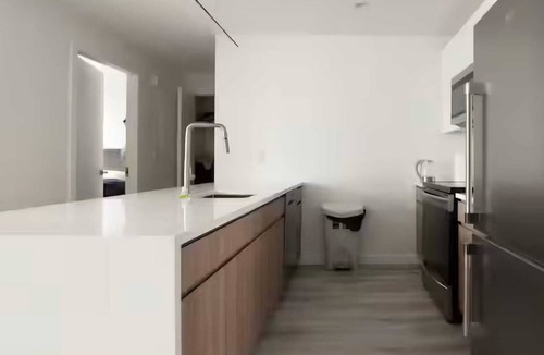 Greenpoint Apartment | Pleasant 1-bedroom @ waterfront tower in Greenpoint right across of Manhattan