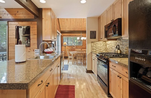 Sunriver Cabin | Pole House 10 - Updated Cabin, SHARC, Hot Tub