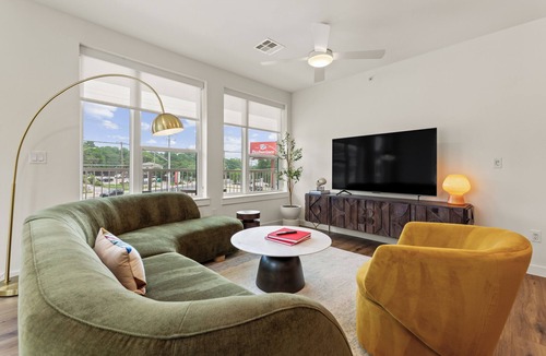 South Lamar Apartment | Pool + Rooftop | 2BDR Suite w/Balcony | The Code