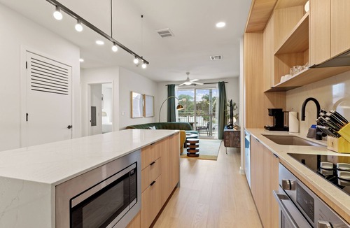 South Lamar Apartment | Pool + Rooftop | 2BDR Suite w/Balcony | The Code