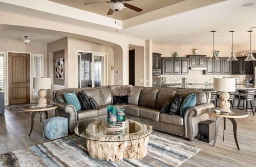 Gilbert House | Pool, Spa, Firepit & Putt , Walk to Gilbert Park