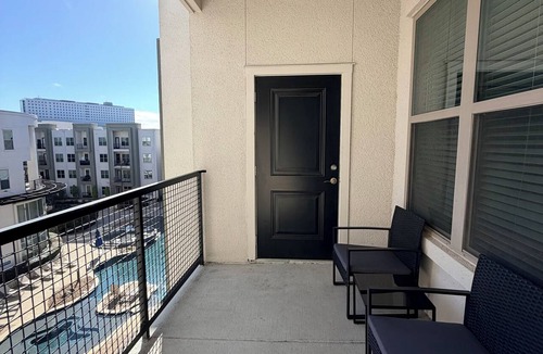 Dallas Apartment | POOL VIEW/DOWNTOWN DALLAS/MEDICAL DISTRICT/DALLAS LOVE FIELD