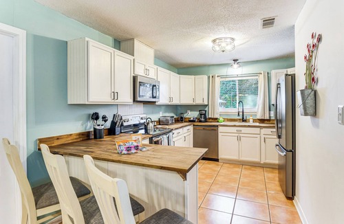 Gulf Breeze Villa | Poolside Oasis: 7 Mi to Pensacola Beach Boardwalk!