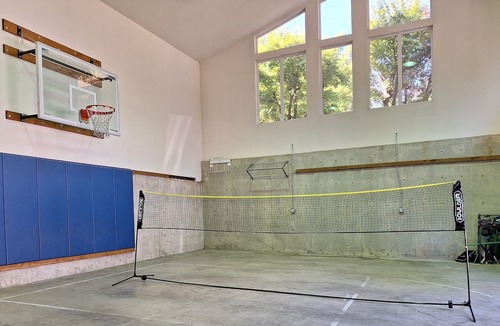 Cedar Mill House | Portland Pool Lodge - Great for Groups - 10 minutes from Downtown - Sleeps 16