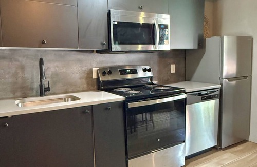 Detroit Apartment | Posh Studio, KING bed, Prime Location with Free Parking