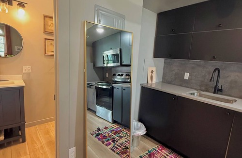 Detroit Apartment | Posh Studio, KING bed, Prime Location with Free Parking
