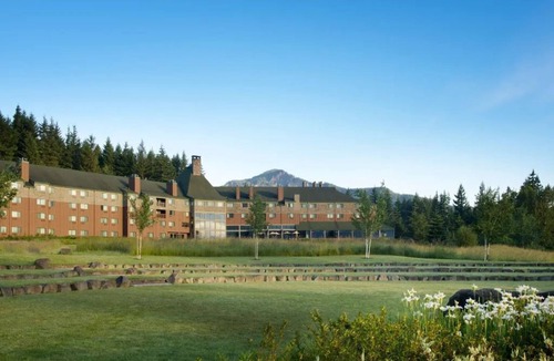 Stevenson House | Premier Glamping Getaway | King Bed + Soaking Tub
