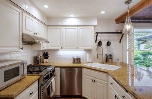 Harlow House | Premier Location: Group-Friendly, Walk to Autzen!