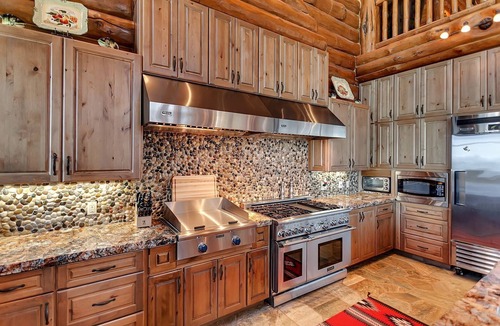 Port Orford Cabin | Premium Log Cabin Estate with Hot Tub and Helipad in Gold Beach, Oregon