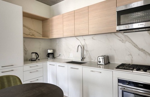 West Loop Gate Apartment | Premium West Loop 1BR w/ Deck, Pool & Gym, 3 blocks to L, by Blueground