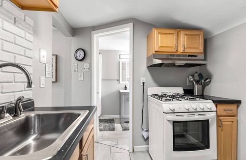Warren Apartment | Prime Location! 2BR, King Bed w/Laundry