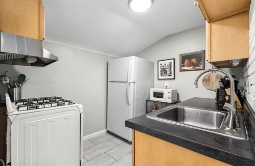 Warren Apartment | Prime Location! 2BR, King Bed w/Laundry