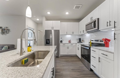 Windsor Park Apartment | Prime Soco Charming 1BR King Suite w Pool Parking