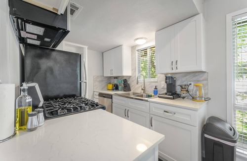 Zilker Apartment | Prime Soco Comfy 2BR King Suite w Pool Parking