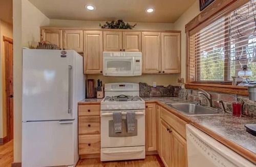 Crescent Cabin | Pristine 4 seasons cabin with 9 beds & hot tub