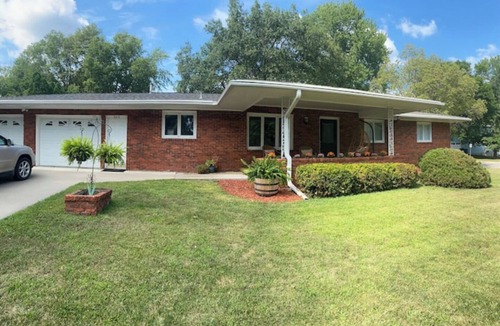 Pella House | Pristine getaway for groups; 5 BR - sleeps 16+
